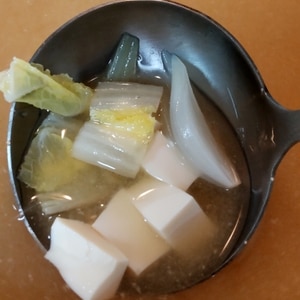豆腐と白菜と玉ねぎの味噌汁